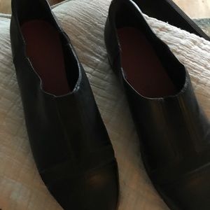 Clarks slip on Black casual. Nice front elastic. Very light. Wide width.